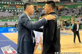 南京赛场师徒再见，曾繁日做出感人举动，球迷拉横幅热烈欢迎广东图片