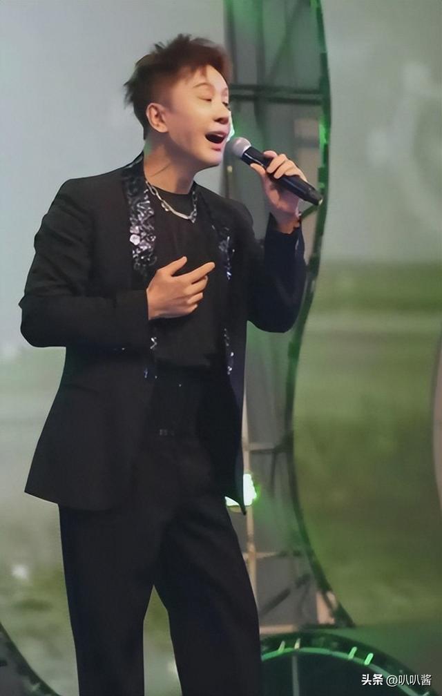 他8次上春晚，作死被捕入狱，如今56岁无人问津	，沦落到四处走穴