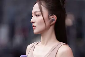 张韶涵演唱会彩排，棕色背心百褶裙，42岁依然这么青春有活力厉害图片