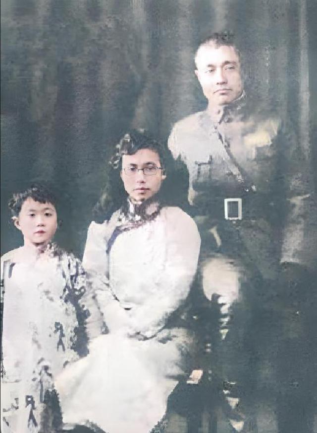 杜致礼有多美？1950年，与杨振宁结婚照，那年她23岁，跟翁帆很像