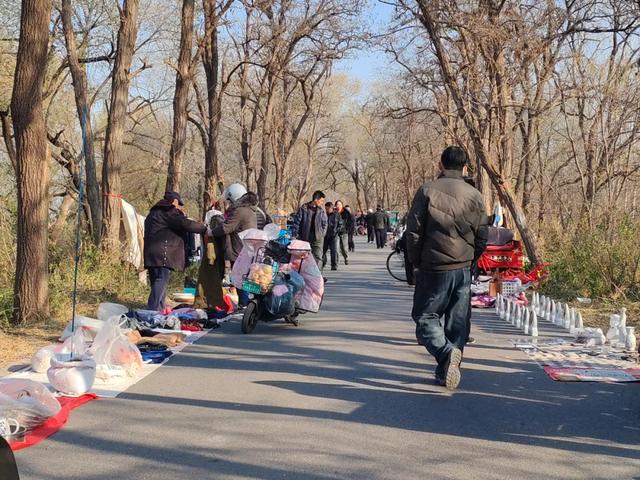 记录德州:岔河河堤上的大集,人山人海,异常热闹