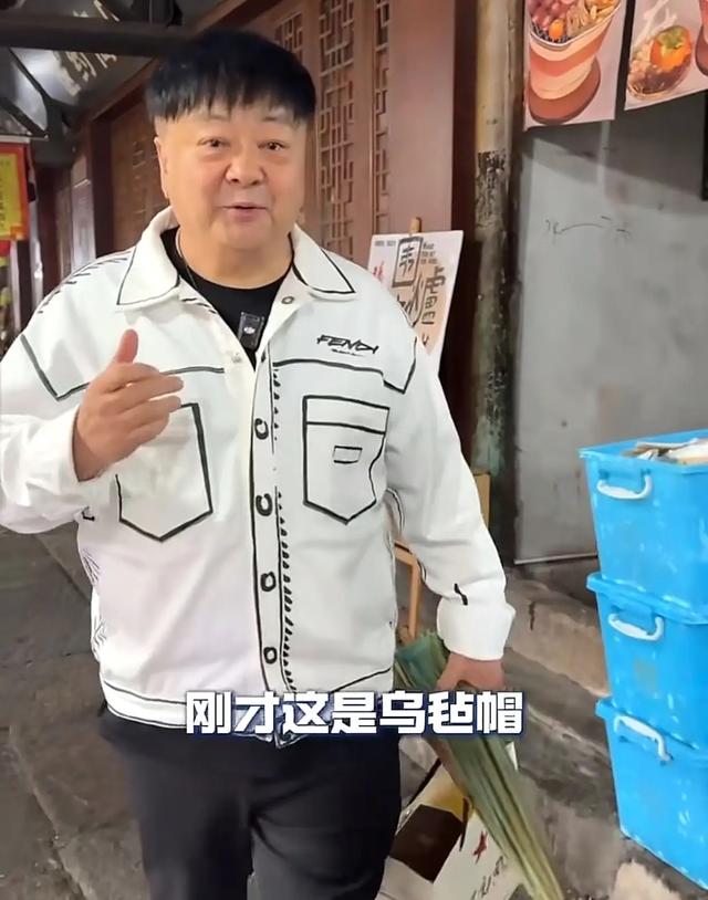 洪剑涛浙江旅游！想试戴帽子要求“付5元”，走好远心里还不舒服