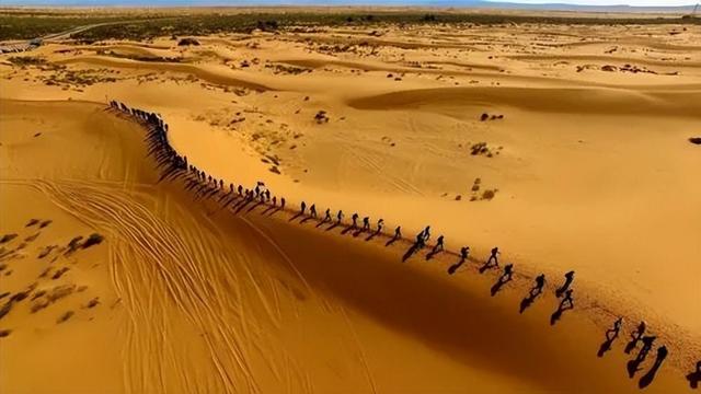 中国发明高效率“吞沙巨兽”，一天吞噬沙漠40亩，已在甘肃使用