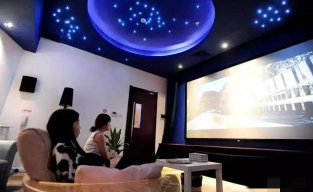 499隔衣服摸胸！私人影院暗藏涉黄：299元起步撕丝袜，还有更过火