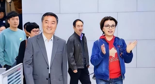 李瑞英现状：在海南当大学老师，丈夫身份不一般，儿子成她的骄傲