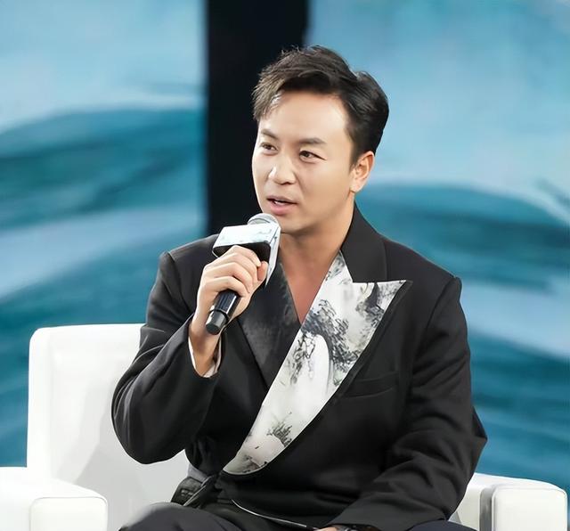 释永信被带走调查不到4个月，释小龙近况曝出，一点都不意外