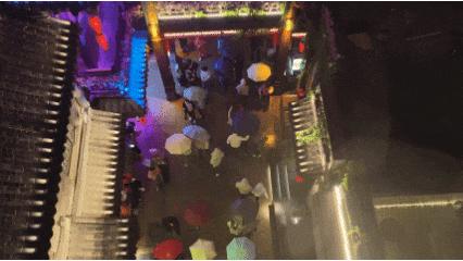 伞下热情，驱散秋寒丨雨中的邯郸道演出不停 游客热情不减！