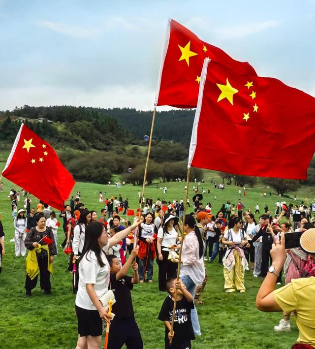 国庆假期武隆景区人气火爆，秩序井然氛围浓，国潮盛宴引客来