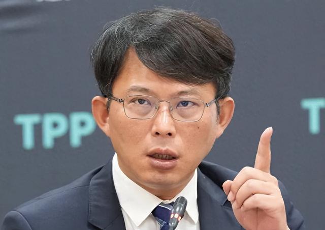 黄国昌呼吁郑丽君别签“卖台”协议