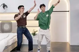 与辉同行直播间惊现硬核双人舞，董宇辉直夸有种不顾死活的美图片