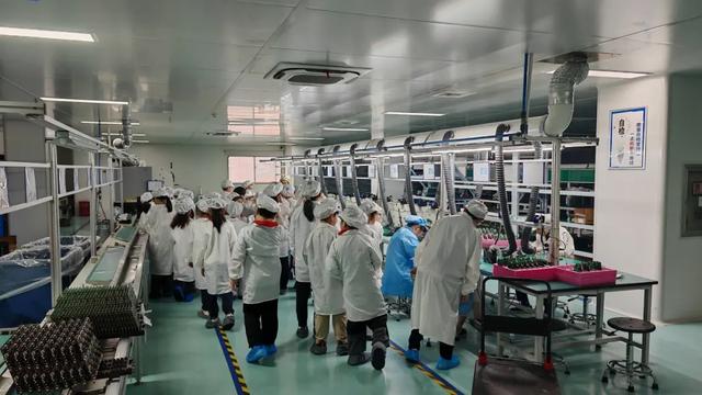 与机器狗互动、操控无人机，南京市同仁小学科创研学太酷了！