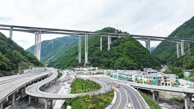 九绵高速：成都4小时直通童话世界 云端高速藏着诗与远方