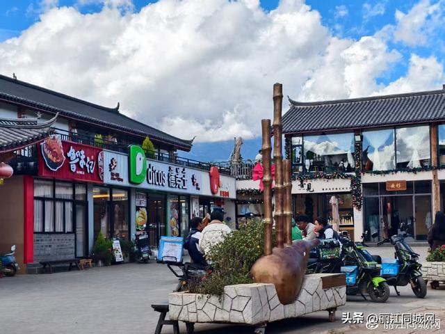 古纳西风情撞上现代文旅，雪山脚下白沙藏着热闹新地标