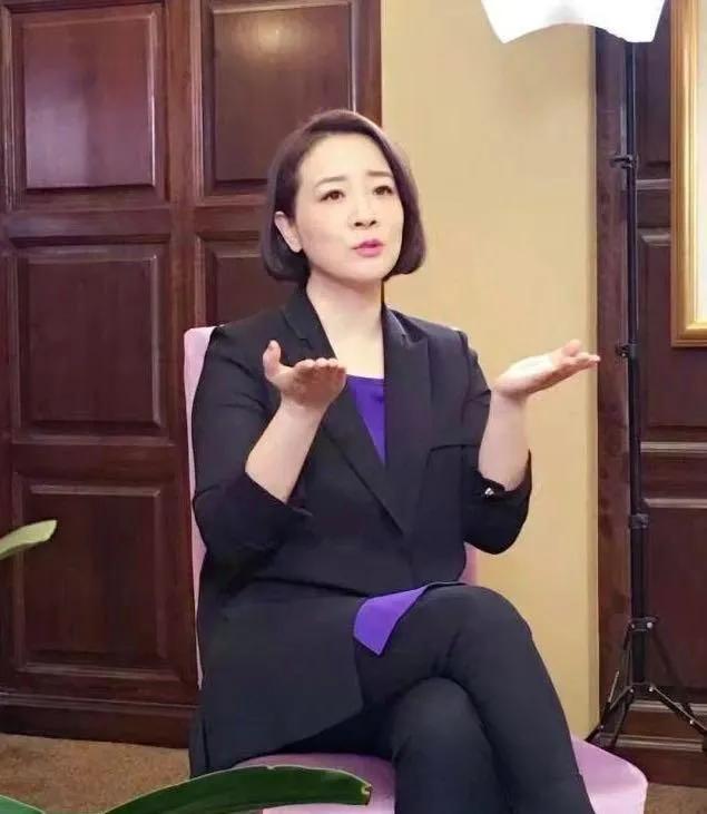 她是国家一级女演员，多次给坐轮椅丈夫戴绿帽，如今儿子也是演员