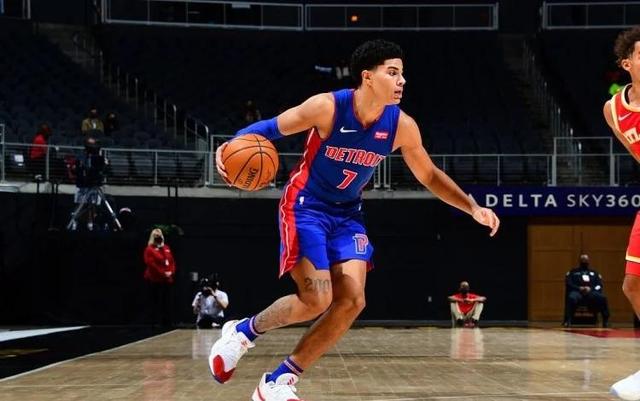 力压东契奇，17岁勇夺MVP，却无法适应NBA，沦为训练营合同！