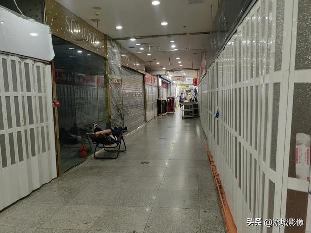 透笼市场一楼咋有多个铺位关门了，楼内很热，似乎没开空调