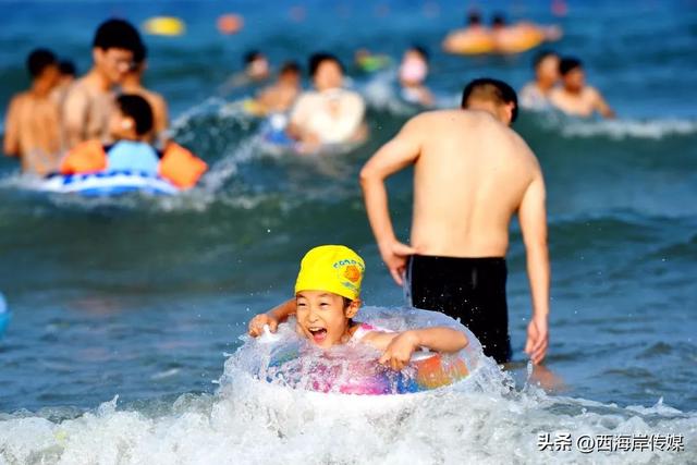 西海岸金沙滩，“人浪”来袭！