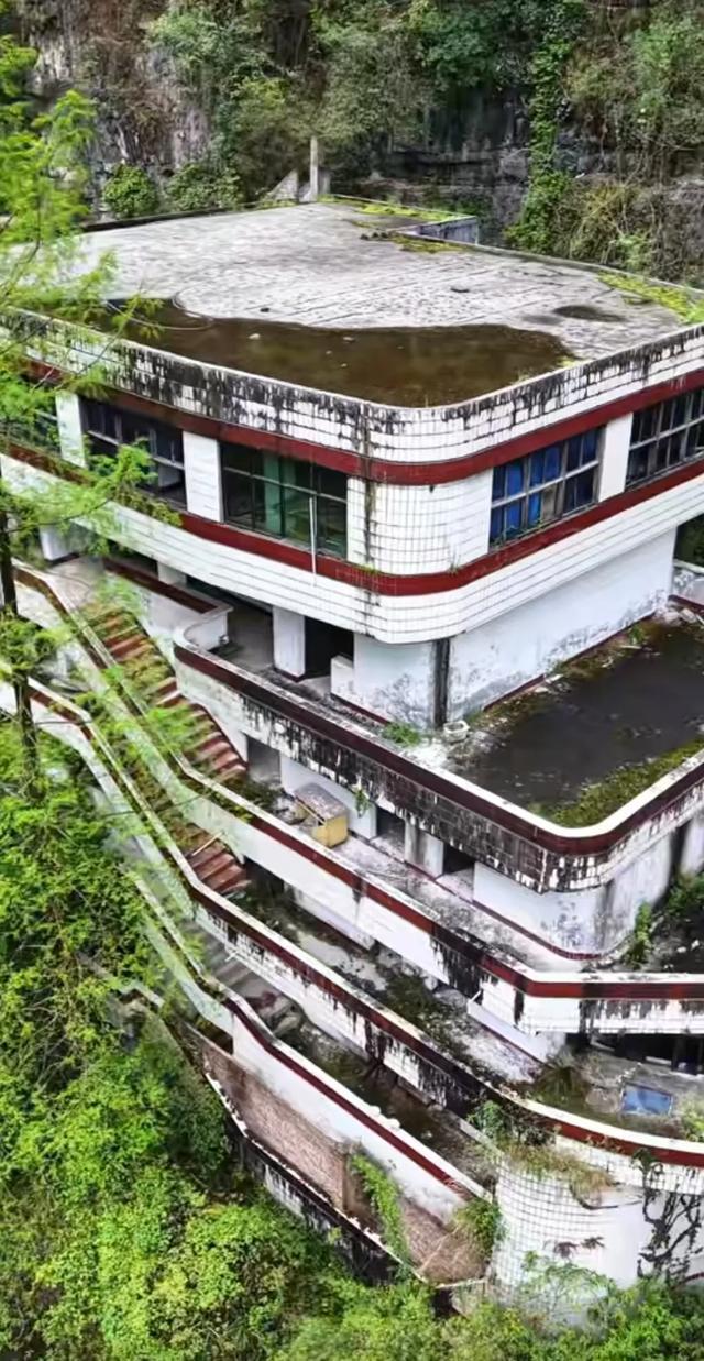 曾经灯火辉煌热闹非凡的知音山庄,目前人去楼空已被人遗忘荒废了