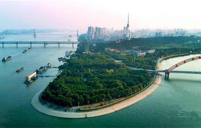 武汉是座生态宜居城市，高楼林立的城市中间分布着百山百湖