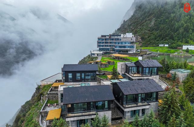 看风景不如住进风景里！四姑娘山傍的天空悬崖酒店，成都3.5h直达