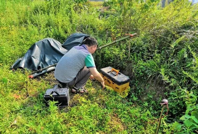 监守自盗! 2024年, 湖北一护林员在山里架980米电网, 冰柜中搜出肢体