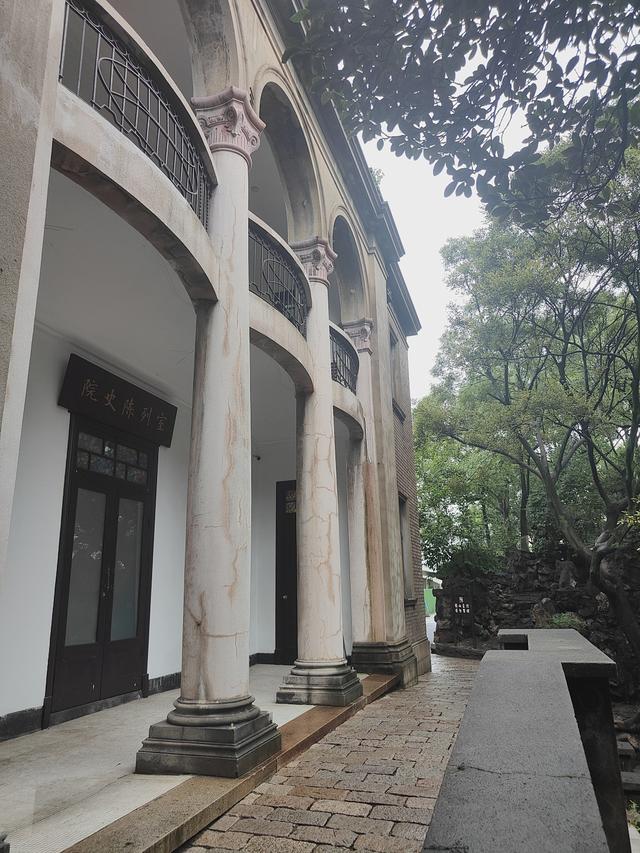 苏州城中的古旧园林，雨后漫出颓唐的情调！