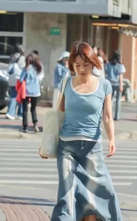 马伊琍都要五十了	，这松弛感一般人真比不了，大上海的靓女