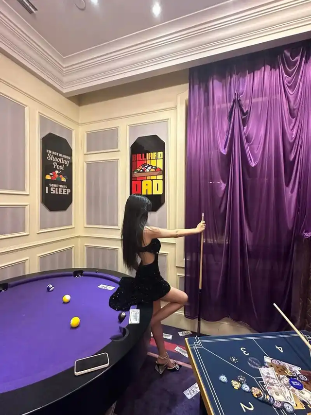 台球厅被曝早有“猫腻”，包间内藏玄机，美女陪练988包一杆进洞