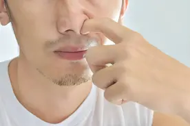 男子挖鼻孔致动脉血管破裂！专家：清理鼻腔最佳方式是冲洗图片