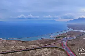 《中国西域行》自然雕琢的蓝色瑰宝 —— 无人机视角下的赛里木湖图片