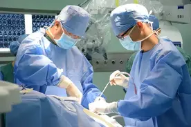 闹大了！百色17岁体育生左膝长骨瘤！医生却把右膝切了！院方回应图片