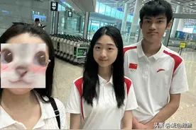 这么快就回国了！黄雨婷盛李豪现北京机场，与网友合影，神态青涩图片