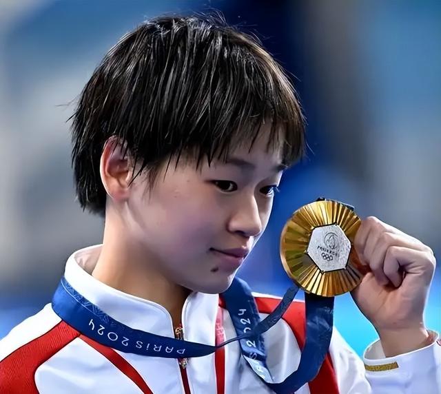 全红婵铜像进校园引热议，意外暴露她“真实处境”，令人心疼