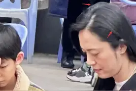 43岁姚晨回村过年引轰动，素颜表情扭曲白发多，8岁儿子像曹郁图片