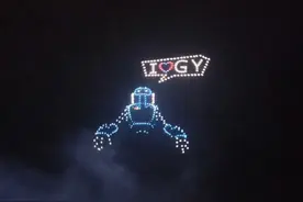 无人机+烟花秀：爱在星火璀璨夜图片