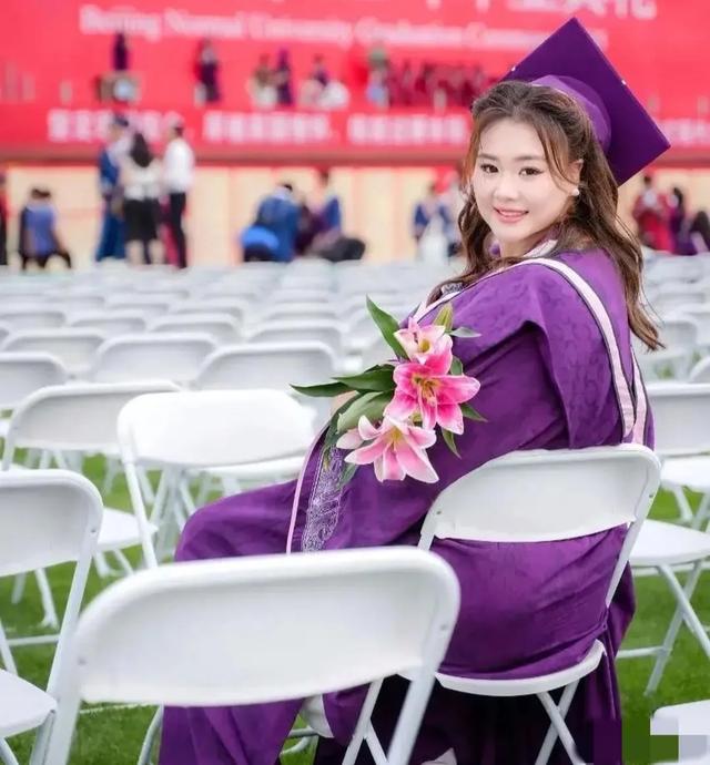 刘禹彤北京师范大学毕业照令人羡慕！不仅可爱还很能打！