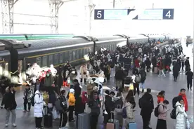 半夜下火车，为何很多人都去“洗浴中心”，却不是去住酒店？图片