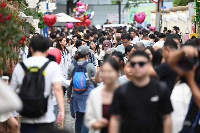 老城烟火气与艺术灵动碰撞 国庆假期青岛龙江路再掀打卡热潮
