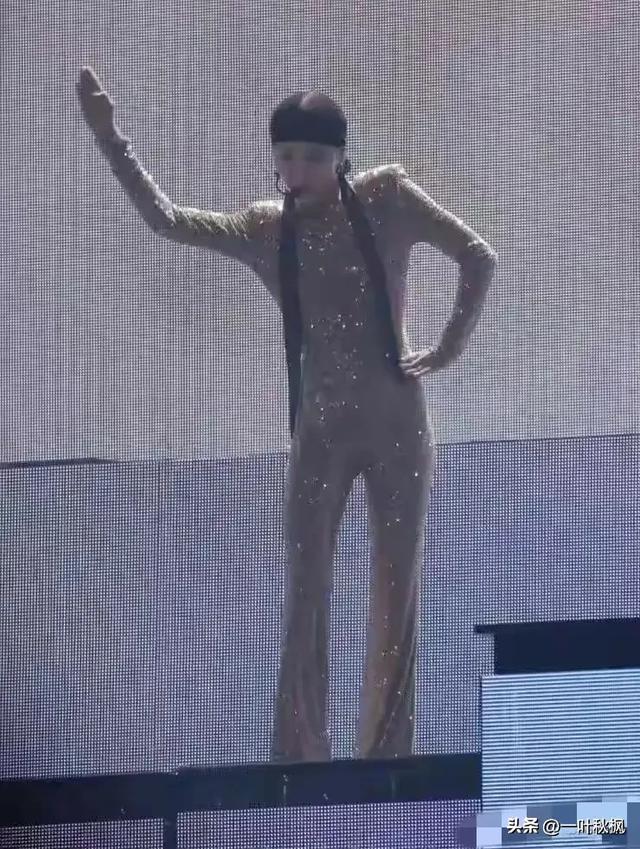 刘雨昕的身材好的离谱，这么贴身的衣服一般人还真驾驭不了。