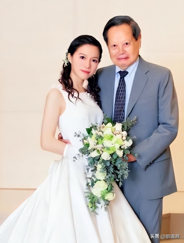 杨振宁走后，翁帆发声，伴随两人的三个疑问，也该解开了