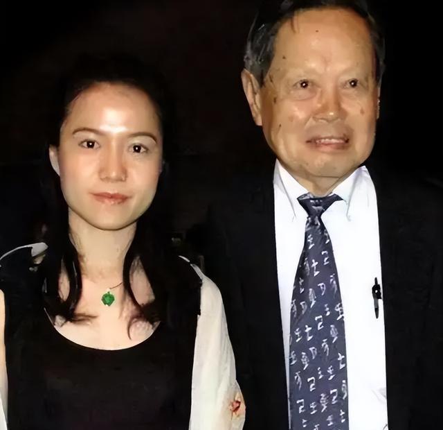 杨振宁离世仅2天，令人担心的事发生，原来翁帆一个字都没说错！