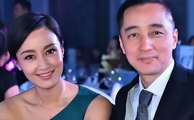 私生活混乱？被传10年换5任妻子，从央视离职的他，如今怎么样了