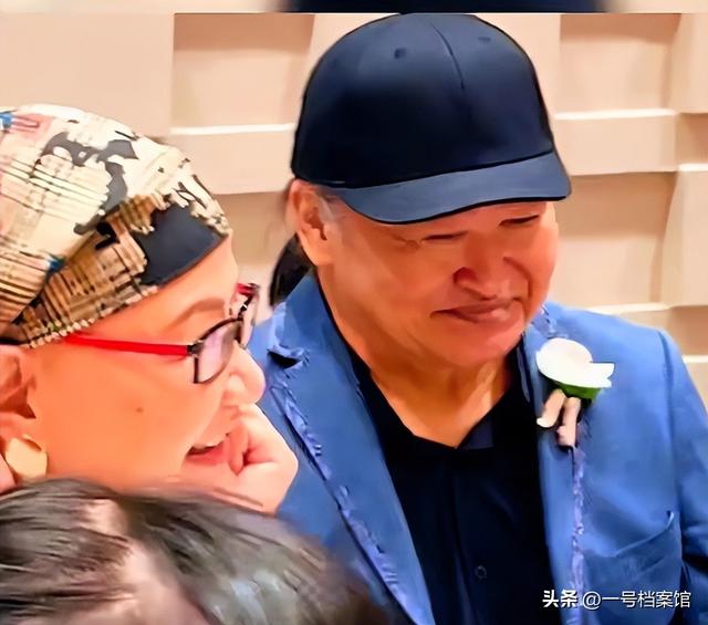 刘欢女儿举行婚礼！桌上摆了茅台，刘欢眼眶红了，新娘打扮掉价
