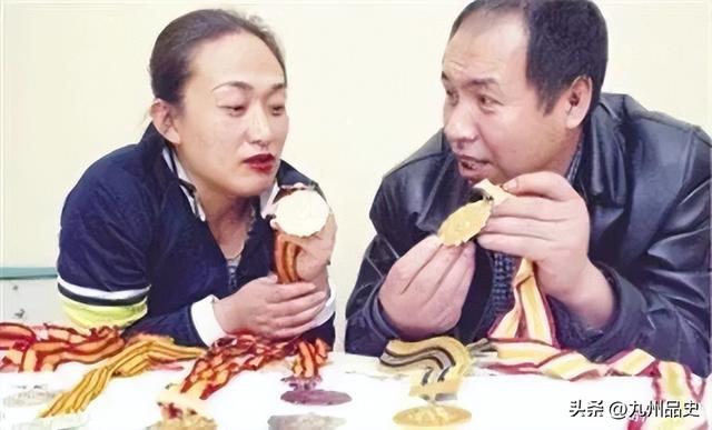 她是9枚金牌的冠军，被教练下药终身不育，退役后当搓澡工嫁和尚