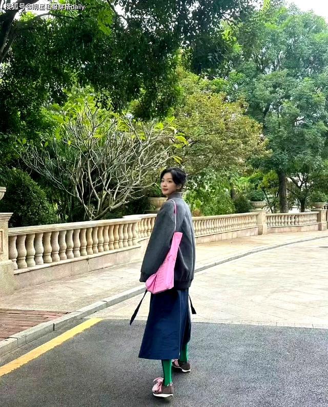 被“东北全智贤”孙千美到啦！灰色夹克搭藏蓝色半裙，尽显高级感