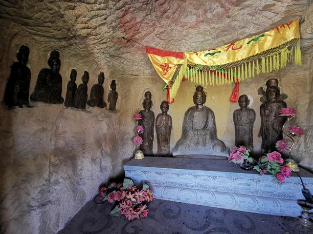 洛阳最可惜的千年石窟：好心涂金身、画红唇，反而毁掉国宝！