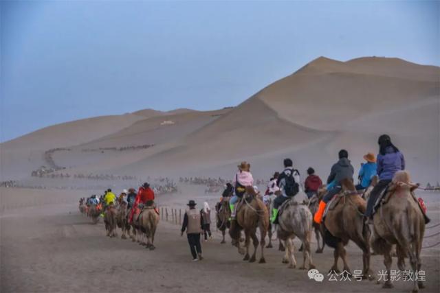 甘肃敦煌迎来国庆节中秋节双节旅游高峰