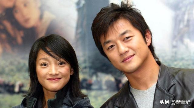 50岁周迅头发花白	，瘪嘴模样一脸老态认不出，无儿无女成最大遗憾