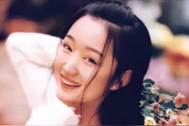 53岁杨钰莹现状：住深圳豪宅，穿碎花裙皮肤光滑，在自家楼顶种菜图片