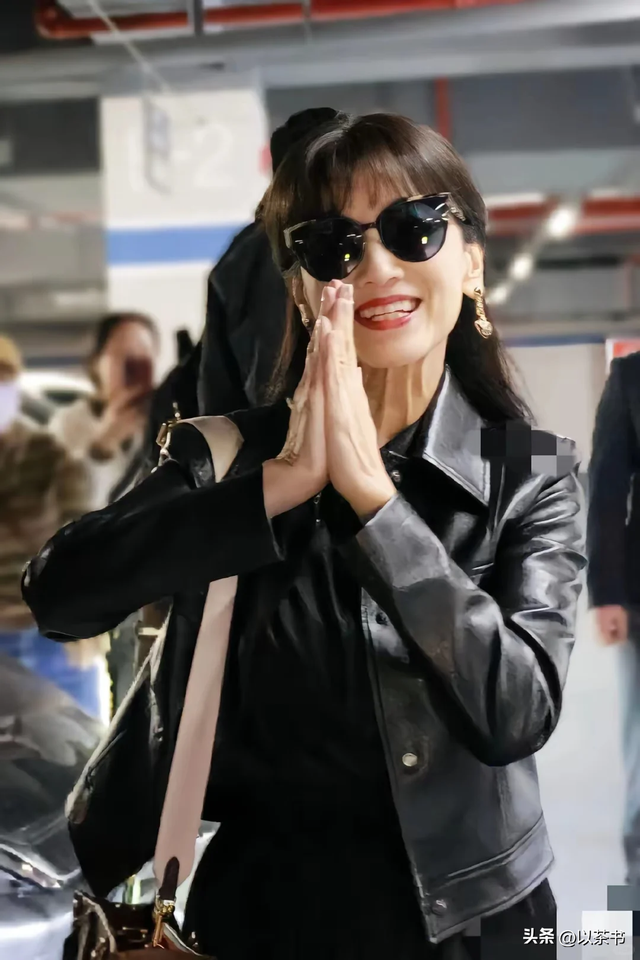 越来越不对劲！72岁赵雅芝和年轻人斗舞不在话下，与李连杰有一拼